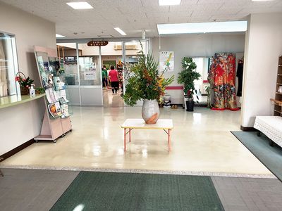 植物が飾られたロビー