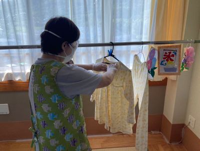 洗濯物を干す様子の居室