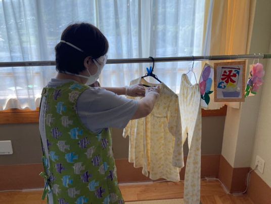 洗濯物を干す様子の居室