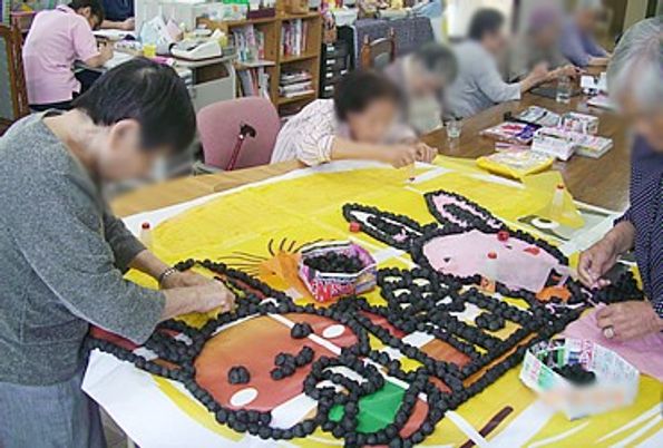 手作りアート制作中の人々