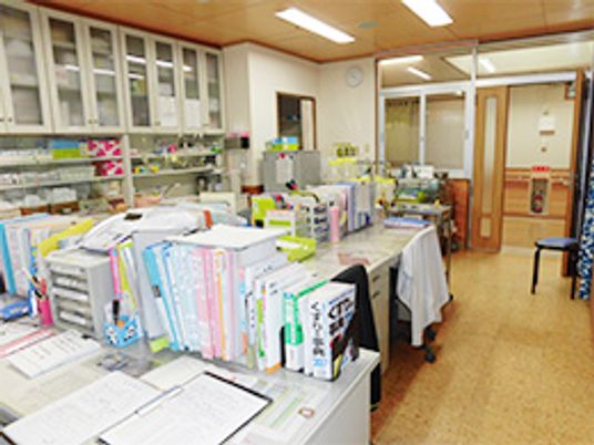 書類が並ぶ受付