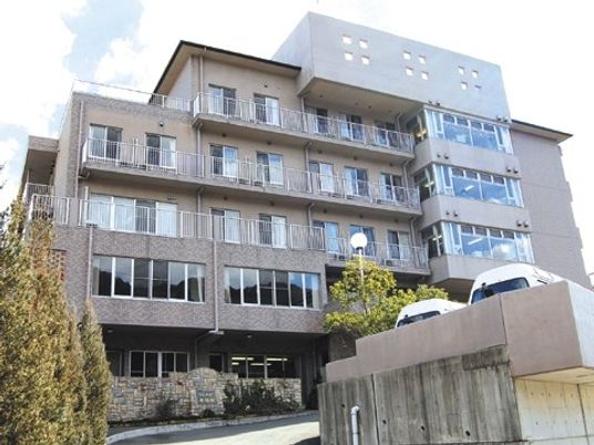 多階層の建物の外観