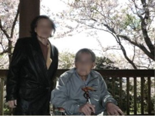 屋外で楽しむ二人の高齢者