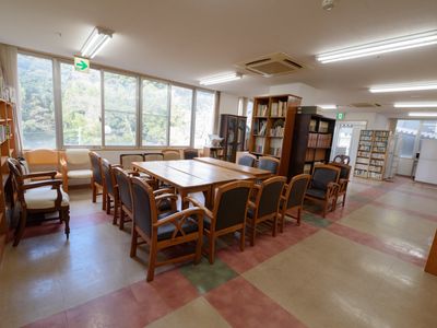 明るい共有リビングスペース