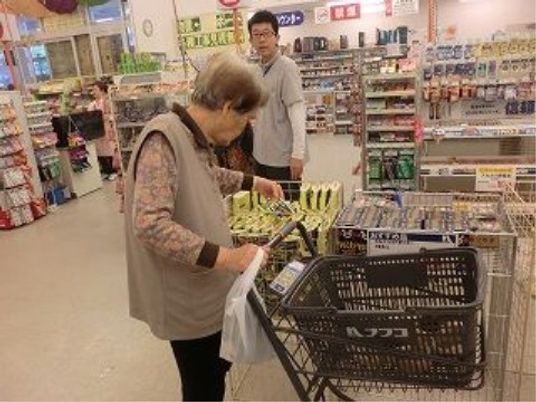 高齢者の買い物風景