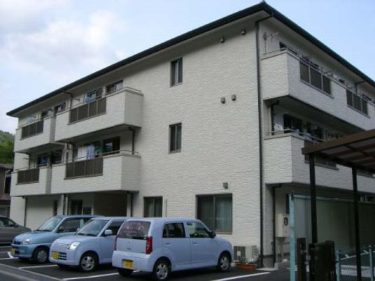 白い建物の施設外観