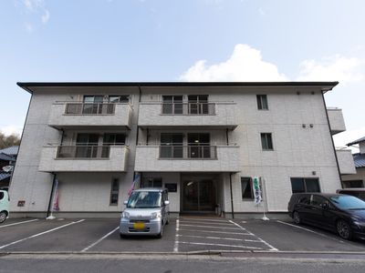 白い外壁の建物正面