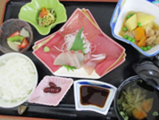 彩り豊かな食事の配膳