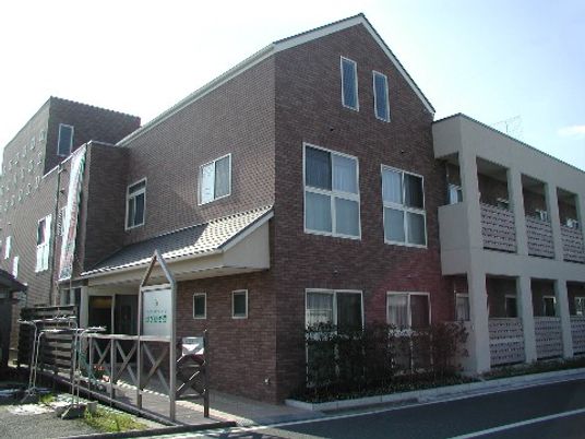 赤茶色の建物の外観