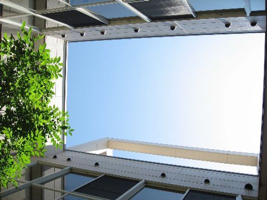 青空の見える中庭