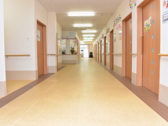 広々とした明るい廊下