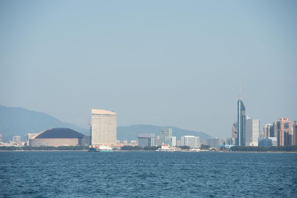 海から見た都市の風景