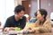 笑顔で会話する二人食堂