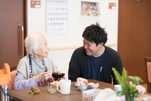 食事を共にする人々