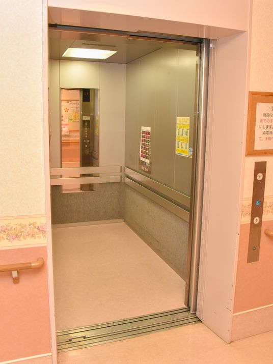 バリアフリー設計のエレベーター