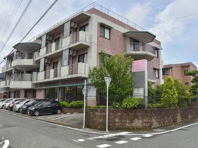 施設の外観と看板