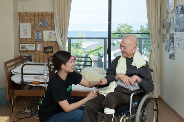 介護スタッフと利用者の和室