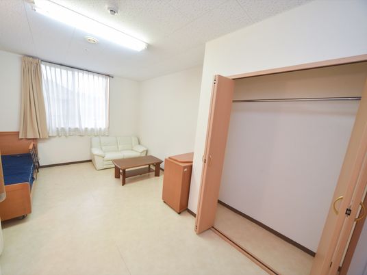 明るい個室の居室
