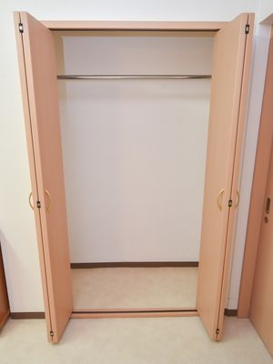 ピンク色の洋室クローゼット