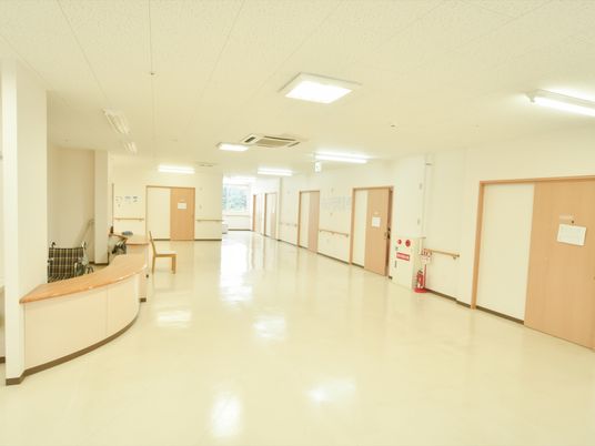 広々とした明るい廊下