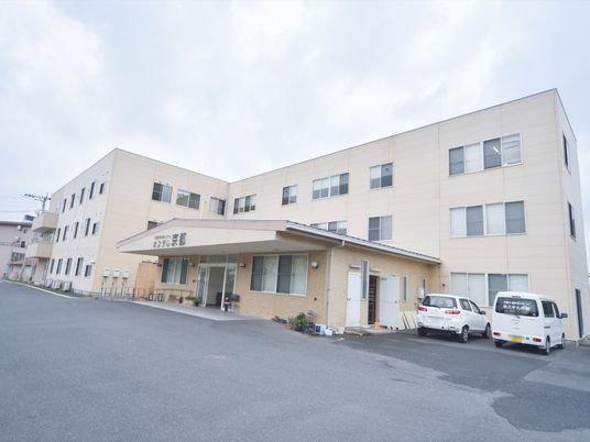 広々とした外観の施設