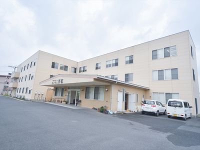 広々とした外観の施設