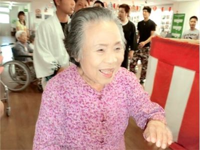 笑顔のおばあさん多目的室