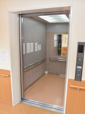 エレベーターの開いた扉