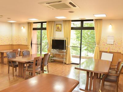 広々とした採光のダイニング