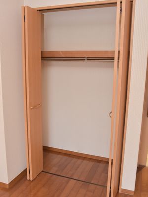 開いた木製クローゼット