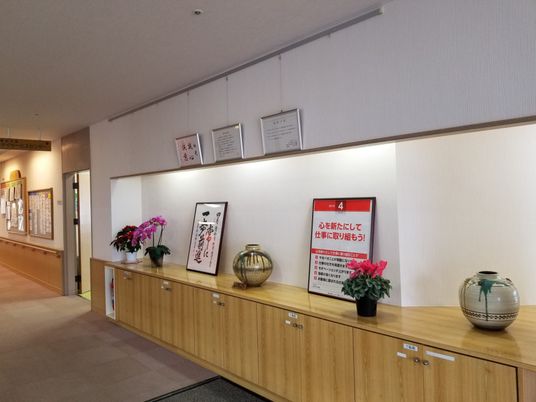 絵画と植物の飾られた廊下