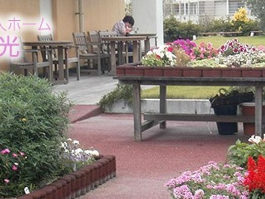 花壇とベンチの庭