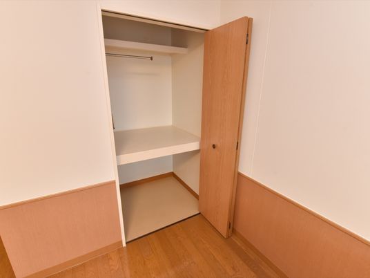 開いた木製のクローゼット