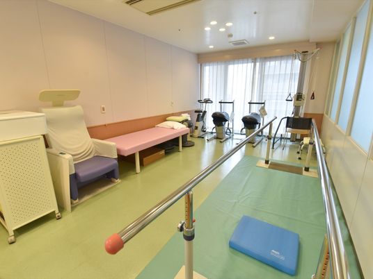 リハビリ機器が整った部屋
