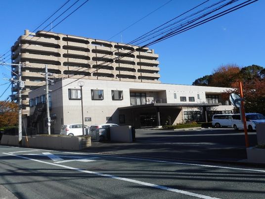 明るい日差しのエントランス