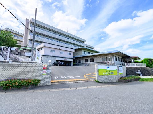 施設の入り口と外観
