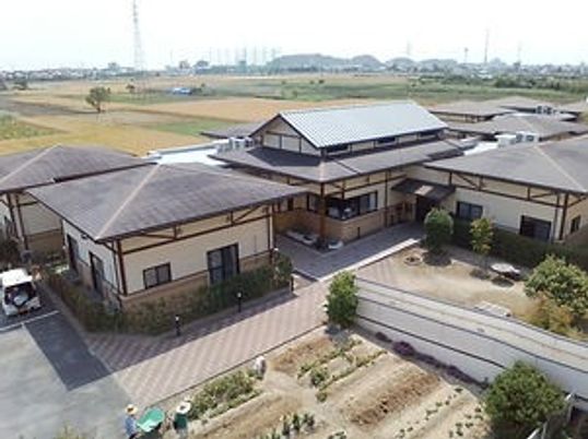 広々とした建物外観