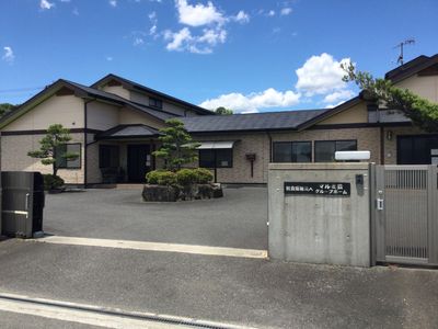 緑あふれる施設の外観