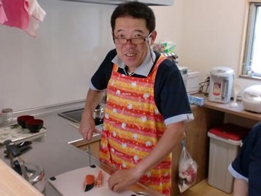 料理するスタッフの姿