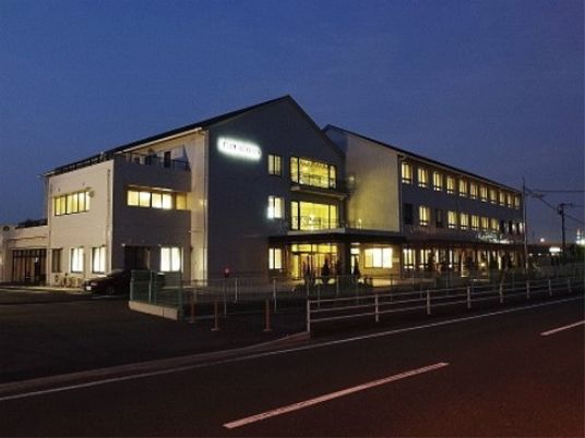 夜景の施設外観