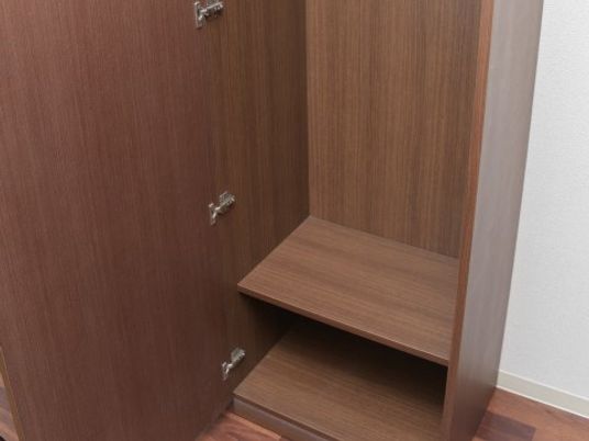 茶色の実用的なクローゼット