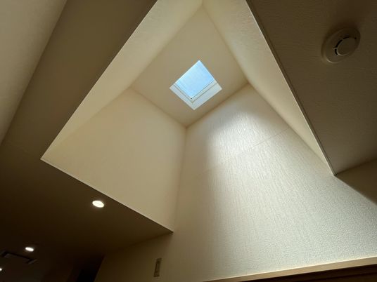 窓からの光が差す居室