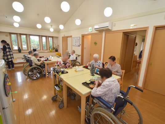 明るい食堂の様子