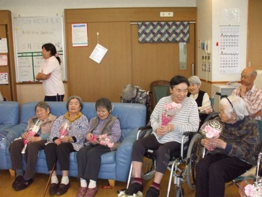 集合する笑顔のシニアたち