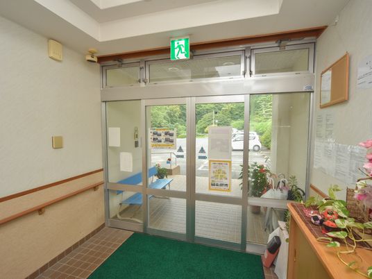 エントランスの自動ドアと掲示物