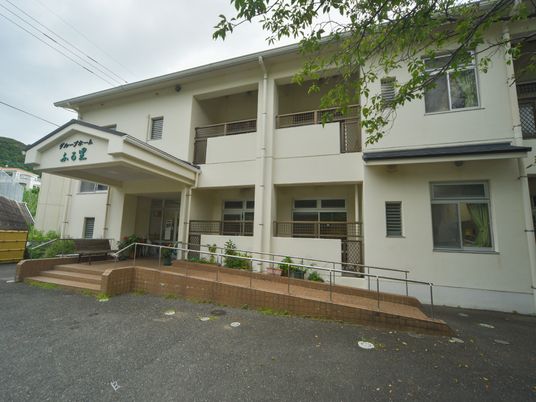 明るい建物のエントランス