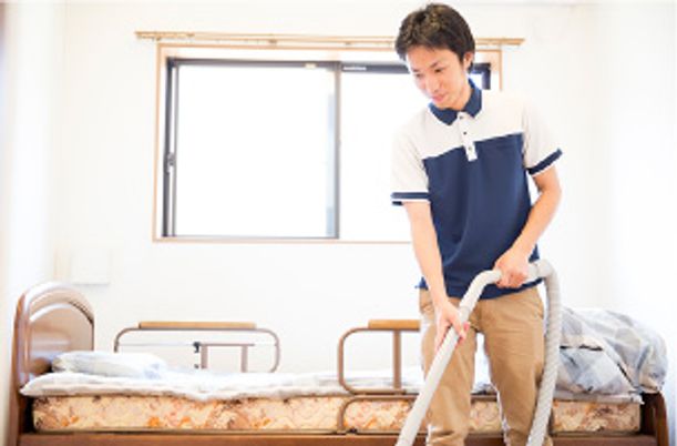 居室清掃中のスタッフ