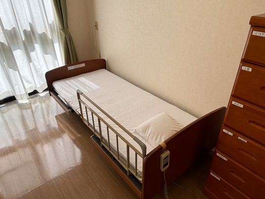 居室のシンプルなベッド