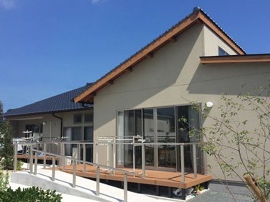 明るい外観の建物