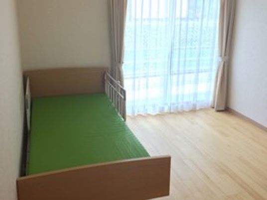 明るい個室の居室